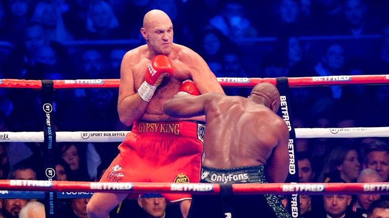 Tyson Fury Fury mendominasi Derek Chisora ​​untuk menghentikannya dalam 10 ronde dan mempertahankan gelar kelas berat WBC |  ‘Usyk kamu berikutnya!’  |  Berita Tinju