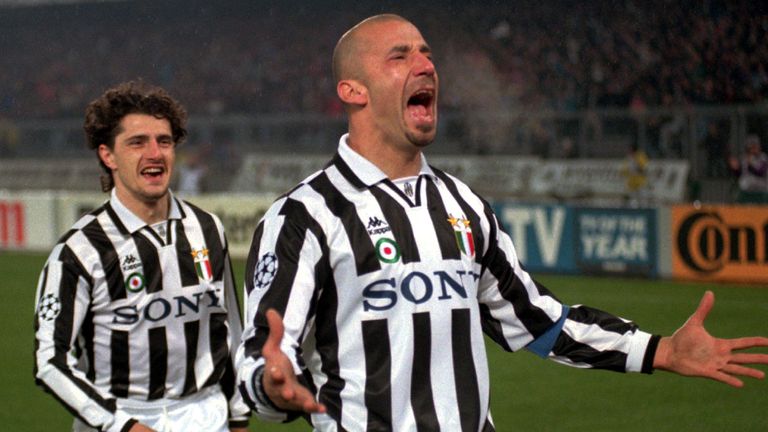 Gianluca Vialli festeggia dopo aver segnato per la Juventus '  Vittoria in semifinale contro il Nantes nella Champions League 1995/96, vinta alla fine dalla Juventus