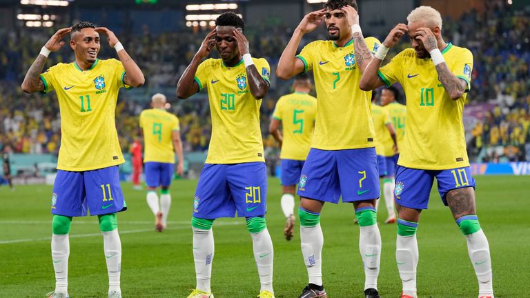 巴西队的Vinicius Junior在为球队首开纪录后，与Raphinha, Lucas Paqueta和Neymar一起庆祝