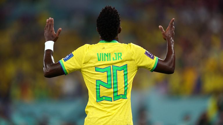 Vinicius Junior de Brasil celebra marcar el primer gol  del partido de su equipo