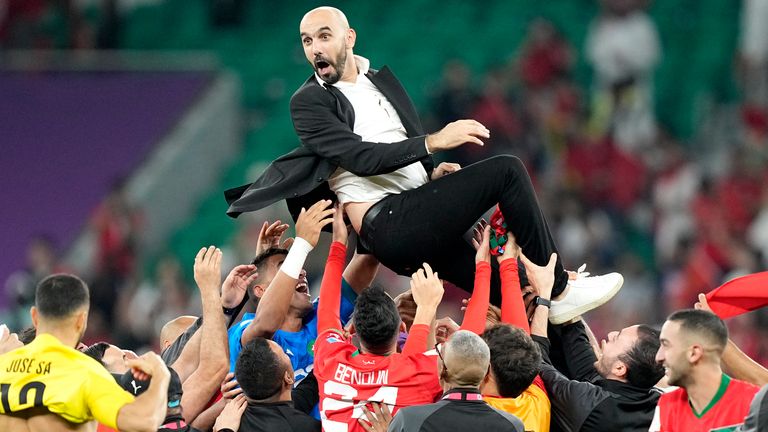 L'entraîneur-chef du Maroc Walid Regragui est projeté en l'air par des joueurs après la victoire 1-0 contre le Portugal en quart de finale de la Coupe du monde