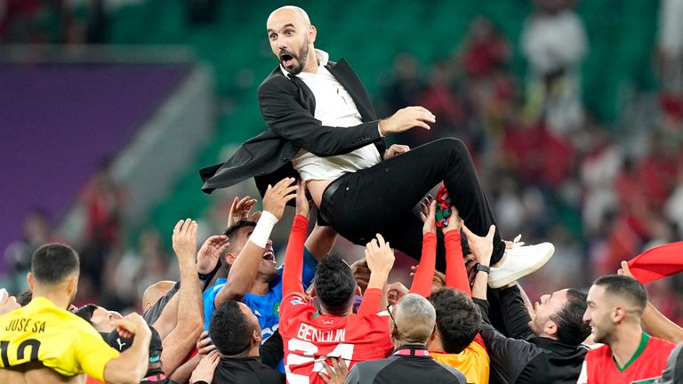 El entrenador en jefe de Marruecos, Walid Regragui, es lanzado por los jugadores después de la victoria por 1-0 sobre Portugal en los cuartos de final de la Copa del Mundo.