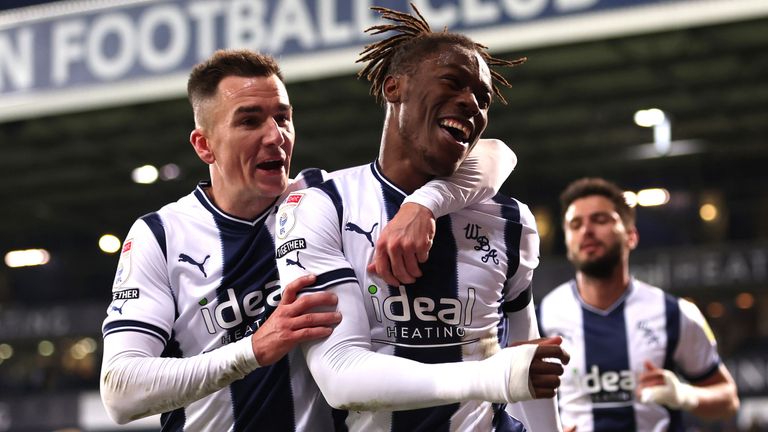 Brandon Thomas-Asante merayakan dengan Jed Wallace setelah mencetak gol ketiga West Brom melawan Rotherham