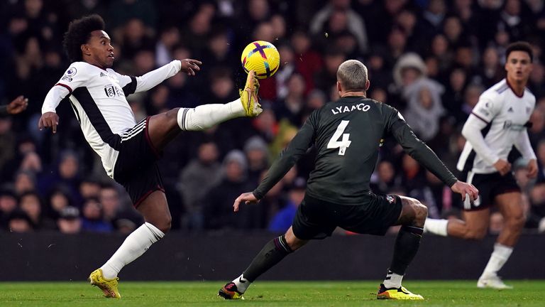 Willian de la Fulham controlează mingea sub presiunea lui Lyanco de la Southampton