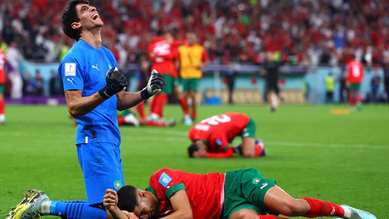 Yacine Bounou festeggia la vittoria per 1-0 del Marocco sul Portogallo