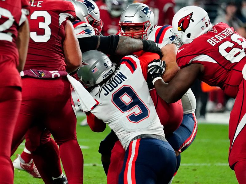 Cardinals quarterback Kyler Murray injures knee against Patriots