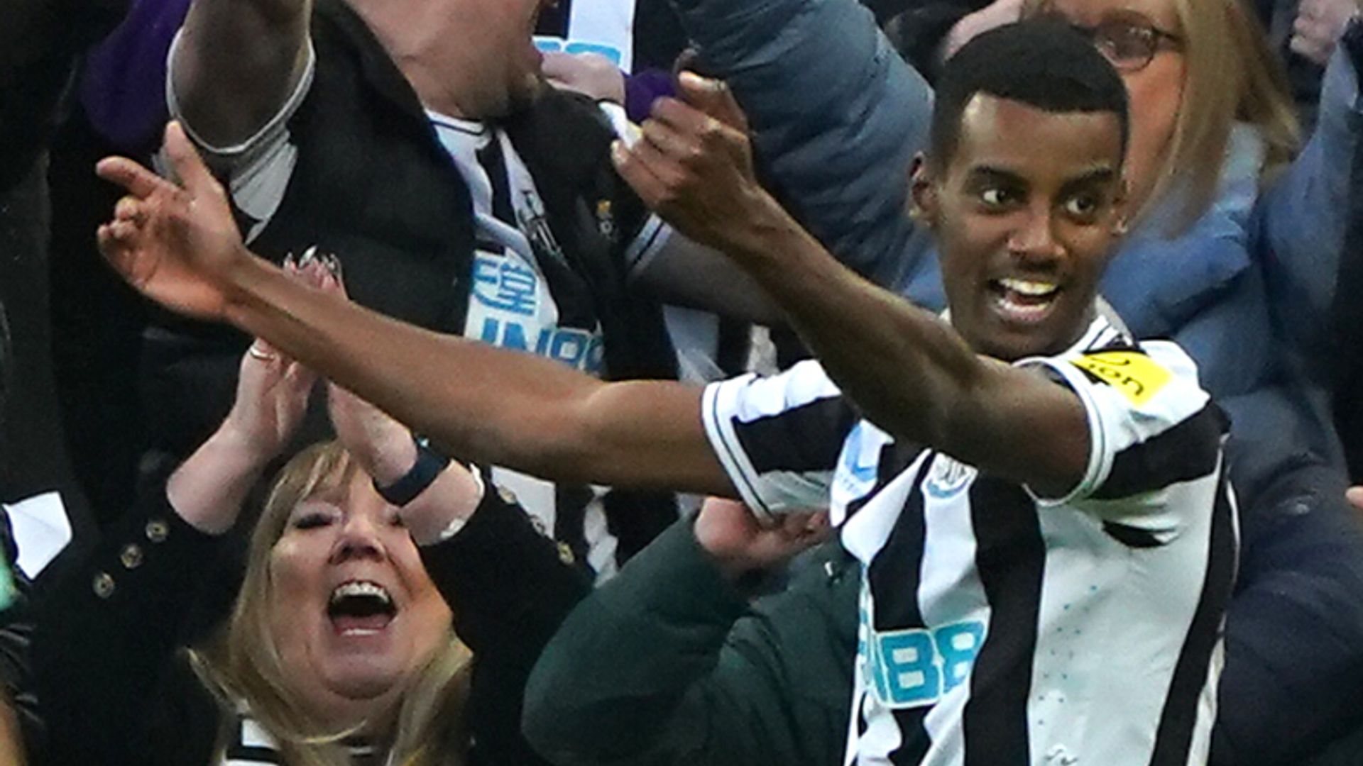 Isak grabs late Newcastle winner after Mitrovic penalty drama