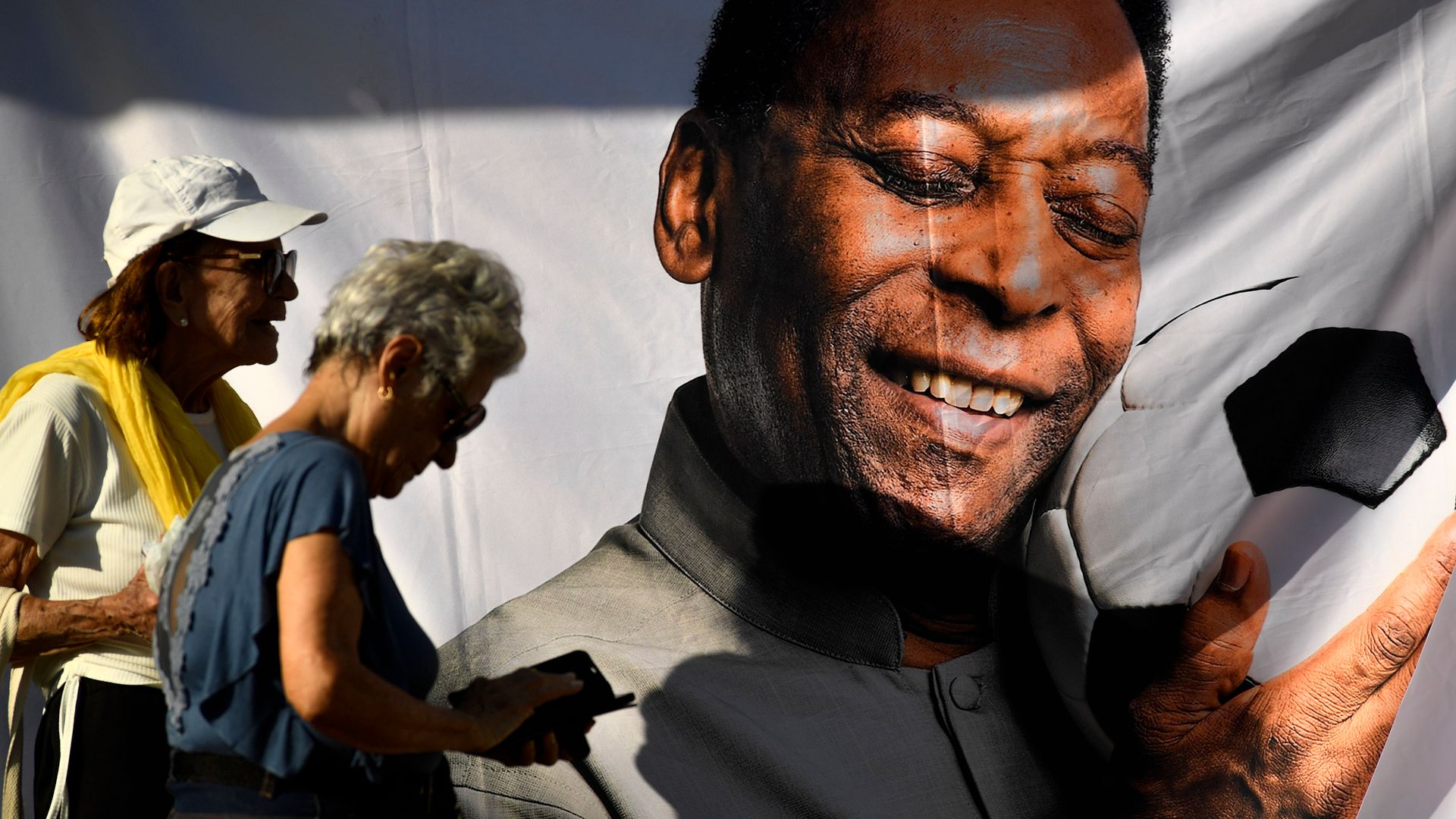 Fans in their thousands queue to see hero Pele's coffin