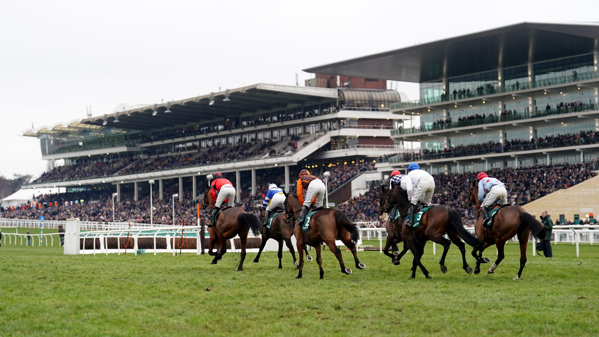 Cotswold Chase Ahoy Senor wins dramatic renewal of Cheltenham Grade