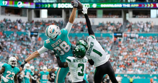 Mostert's costly fumble starts Dolphins meltdown vs. Packers