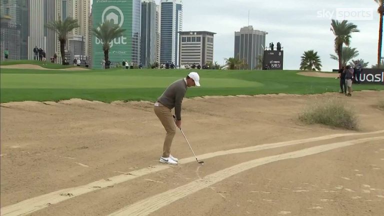 Rory McIlroy melakukan pukulan luar biasa ini untuk keluar dari pasir yang membantu mendorongnya ke puncak papan peringkat di Hero Dubai Classic.