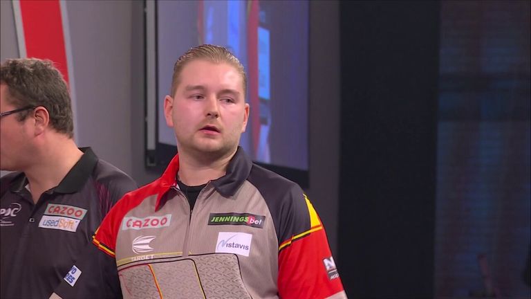 Dimitri Van den Bergh mengalahkan Jonny Clayton untuk menjadi petenis Belgia pertama yang mencapai semifinal Kejuaraan Dunia.