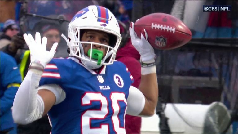 Nyheim Hines mencetak touchdown pengembalian kick-off kedua yang luar biasa untuk Buffalo Bills melawan New England Patriots.