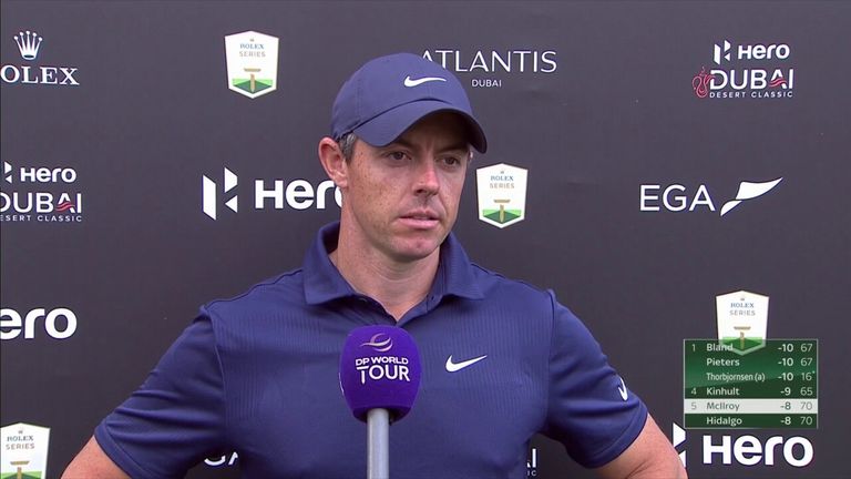 Reaksi Rory McIlroy yang kecewa atas penampilannya pada hari ketiga Hero Dubai Desert Classic di lapangan Majlis di Emirates Golf Club. 