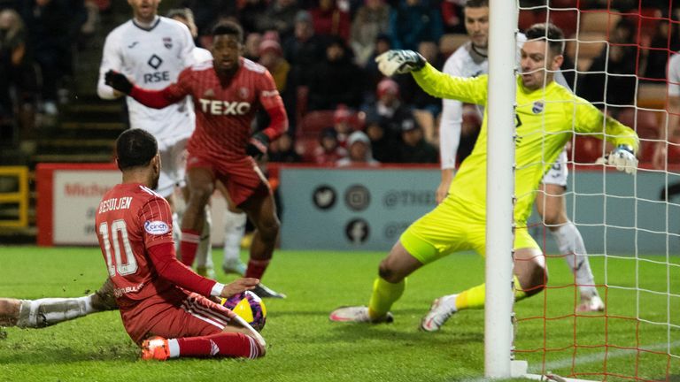 ABERDEEN, SCOTLAND - JANUARY 02: Aberdeen's Vicente Besuijen misses a chance during a cinch Premiership between Aberdeen and Ross County at Pittodrie, on January 02, 2023, in Aberdeen, Scotland. (Photo by Paul Devlin / SNS Group)