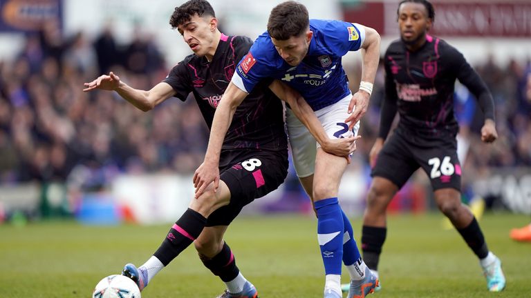 Burnley's Ameen Al-Dakhil (left) Ipswich Town's George Hirst battle for the ball 