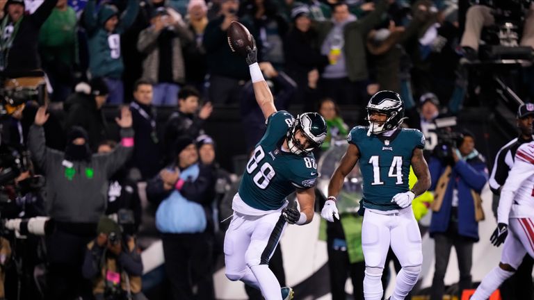 Philadelphia&#39;s Dallas Goedert took a brilliant one-handed catch to complete the touchdown as the Eagles struck first against the New York Giants.