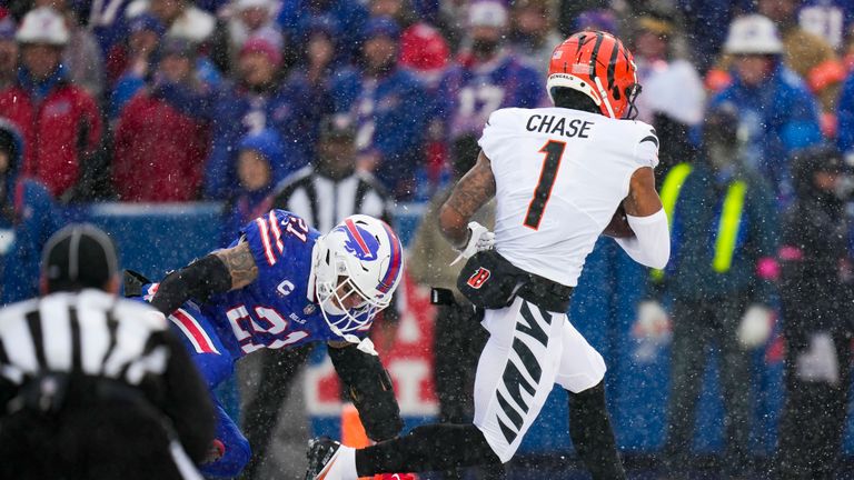 Ja&#39;Marr Chase eased into the end zone as Cincinnati took an early lead over Buffalo.