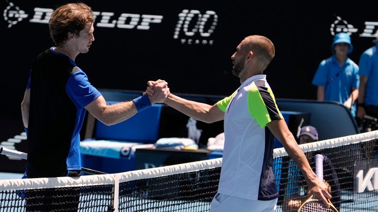 Andrey Rublev, à gauche, de Russie, est félicité par Daniel Evans de Grande-Bretagne après son match de troisième tour à l'Open d'Australie de tennis à Melbourne, en Australie, le samedi 21 janvier 2023. (AP Photo/Ng Han Guan)