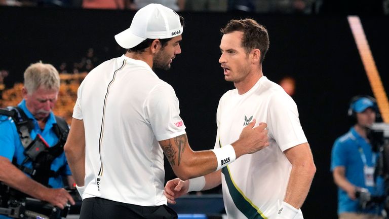 Sağdaki Britanyalı Andy Murray, 17 Ocak 2023 Salı günü Avustralya'nın Melbourne kentinde düzenlenen Avustralya Açık tenis şampiyonasındaki ilk tur maçının ardından İtalyan Matteo Berrettini tarafından tebrik edildi. (AP Fotoğrafı/Aaron Favila)