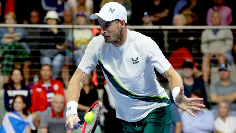 Andy Murray z Veľkej Británie sa vracia do Spojených štátov počas zápasu osemfinále proti Sebastianovi Gordovi na medzinárodnom tenisovom turnaji Adelaide v utorok 3. januára 2023 v austrálskom Adelaide.  (AP Photo/Kelly Barnes)
