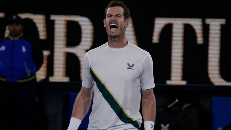 Andy Murray dari Inggris bereaksi setelah mengalahkan Thanasi Kokkinakis dari Australia pada kejuaraan tenis Australia Terbuka di Melbourne, Australia, Jumat, 20 Januari 2023. (AP Photo/Ng Han Guan)