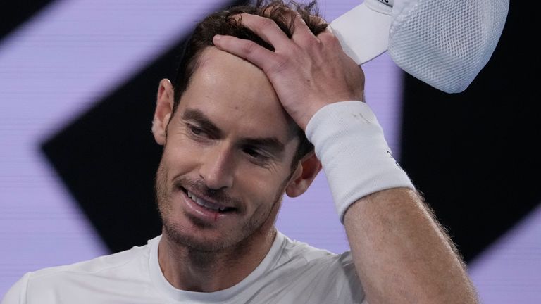 Andy Murray dari Inggris bereaksi selama pertandingan putaran kedua melawan Thanasi Kokkinakis dari Australia di kejuaraan tenis Australia Terbuka di Melbourne, Australia, Jumat, 20 Januari 2023. (AP Photo/Ng Han Guan)