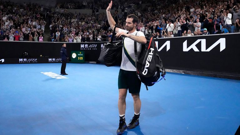 Andy Murray dari Inggris melambai saat ia meninggalkan Margaret Court Arena menyusul kekalahannya pada putaran ketiga dari Roberto Bautista Agut dari Spanyol pada kejuaraan tenis Australia Terbuka di Melbourne, Australia, Sabtu, 21 Januari 2023. (AP Photo/Ng Han Guan)