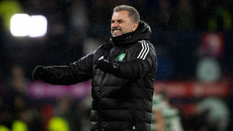 GLASGOW, SCOTLAND - JANUARY 14: Manajer Celtic Ange Postecoglou secara penuh selama pertandingan Semi Final Piala Viaplay antara Celtic dan Kilmarnock di Hampden Park, pada 14 Januari 2023, di Glasgow, Skotlandia.  (Foto oleh Craig Foy / Grup SNS)