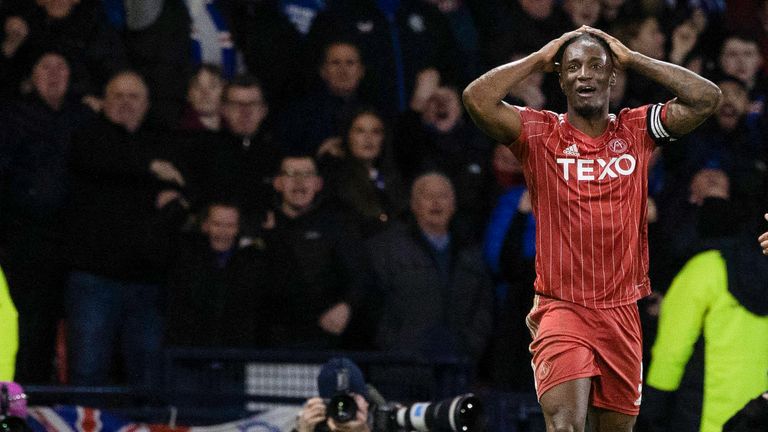 GLASGOW, ESCOCIA - 15 DE ENERO: Anthony Stewart de Aberdeen recibe una tarjeta roja directa por una falta sobre los Rangers'.  Fashion Sakala durante un partido semifinal de la Copa Viaplay entre Rangers y Aberdeen en Hampden Park, el 15 de enero de 2023, en Glasgow, Escocia.  (Foto por Craig Williamson/Grupo SNS)