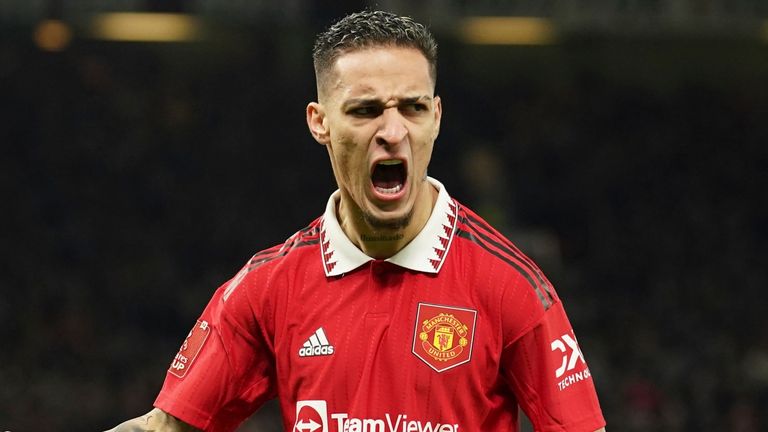 Antony del Manchester United celebra después de marcar el gol de apertura de su equipo durante el partido de fútbol de la Copa FA inglesa entre el Manchester United y el Everton en Old Trafford en Manchester, Inglaterra, el viernes 1 de enero de 2019.  6 de enero de 2023. (Foto AP/Dave Thompson)