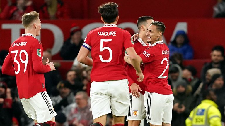 Antony celebra con sus compañeros de equipo de Man Utd después de marcar el primer gol contra Charlton