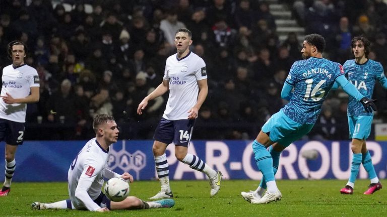 Loanee Arnaut Danjuma anota a los Spurs  tercer gol