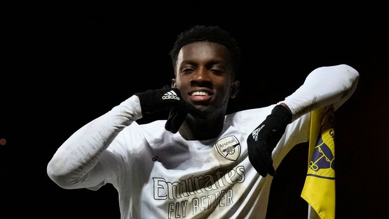 Eddie Nketiah dari Arsenal merayakan setelah mencetak gol kedua timnya di belakang kiper Oxford Edward McGinty selama pertandingan sepak bola Piala FA Inggris antara Arsenal dan Oxford United di Stadion Kassam di Oxford, Senin 9 Januari 2023. (Foto AP / Frank Augstein)