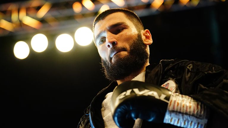 Artur Beterbiev antes de la competencia de peso semipesado del CMB, la FIB y la OMB con Anthony Yarde