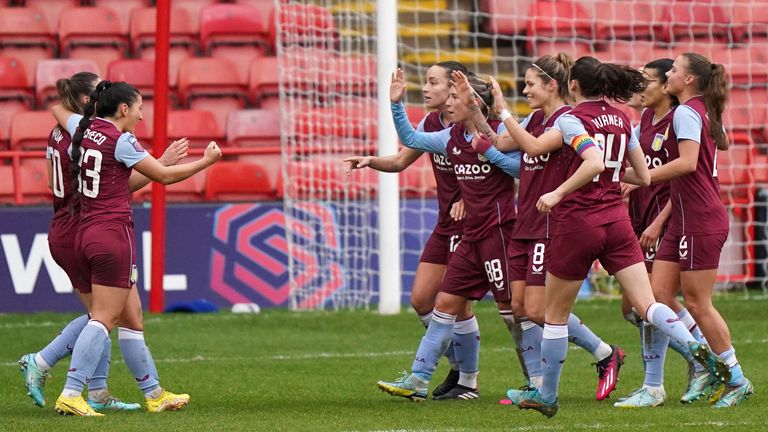 Aston Villa players celebrate after Rachel Daly gives them a 2-1 lead