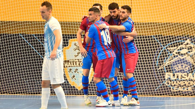Pemain Sepak Bola Futsal FC Barcelona melakukan selebrasi selama pertandingan UEFA Futsal Champions League Elite putaran Grup C SK Plzen vs. FC Barcelona yang dimainkan di Pilsen, Republik Ceko, pada 4 Desember 2021.