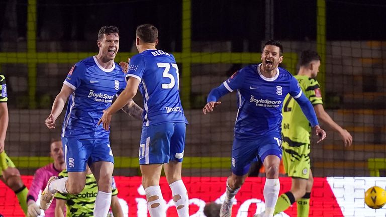 Kevin Long de Birmingham City celebra marcar el segundo gol del partido de su equipo durante el partido de la tercera ronda de la Copa FA de los Emiratos en The Bolt New Lawn, Nailsworth.  Imagen fecha: martes 17 de enero de 2023.