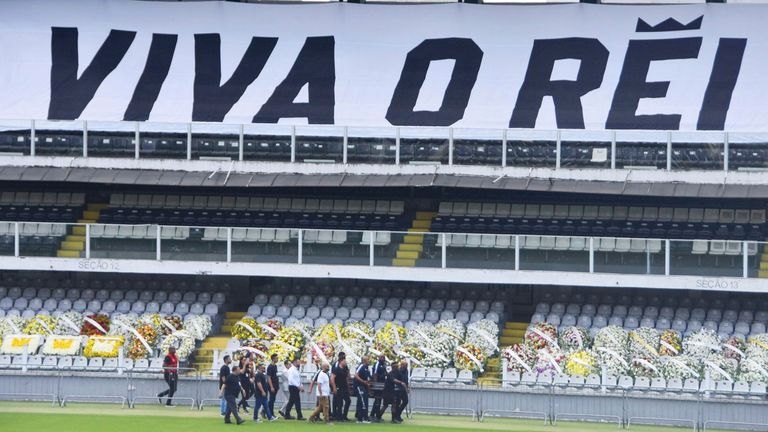 Vila Belmiro had banners adorning the hoardings proclaiming "Viva O Rei" 