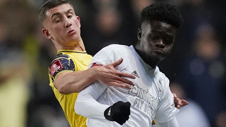 Cameron Brannagan dari Oxford United dan Bukayo Saka dari Arsenal berebut bola selama pertandingan putaran ketiga Piala FA Emirates di Stadion Kassam, Oxford. Tanggal foto: Senin 9 Januari 2022.