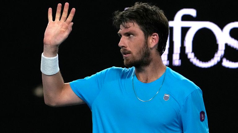 Cameron Norrie de Gran Bretaña saluda después de derrotar a Luca Van Assche de Francia en su partido de primera ronda en el campeonato de tenis del Abierto de Australia en Melbourne, Australia, el lunes 2 de enero de 2019.  16 de enero de 2023. (Foto AP/Ng Han Guan)