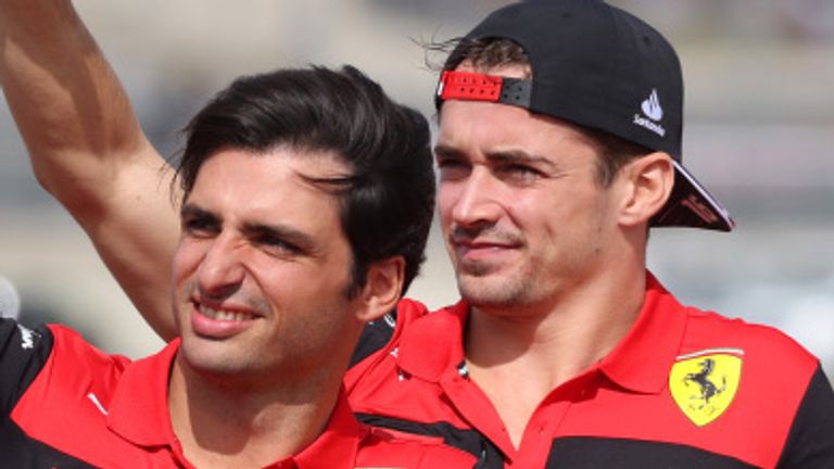 Carlos Sainz (a sinistra) e Charles Leclerc sono la lista dei piloti della Ferrari 2023
