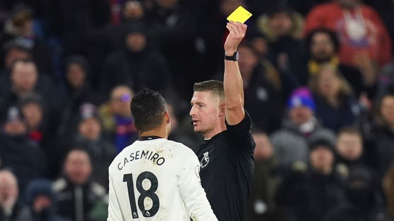 Casemiro mendapat kartu kuning sepuluh menit tersisa saat Palace bermain imbang dengan Man United