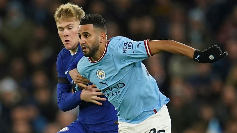 Riyad Mahrez es desafiado por Lewis Hall