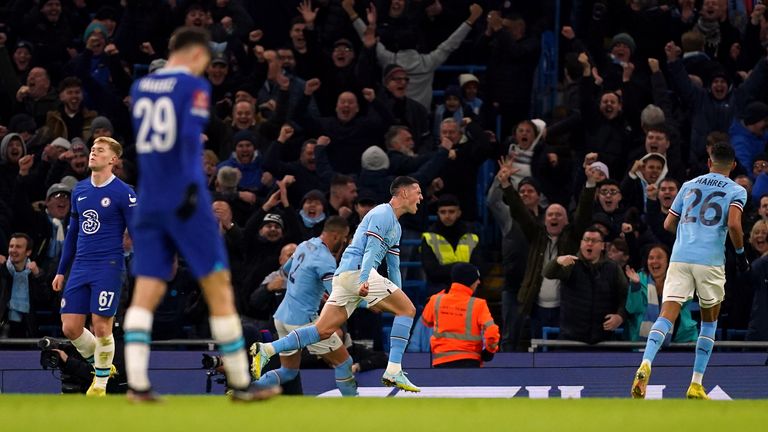 Phil Foden, Man City'nin Chelsea'ye karşı attığı üçüncü golü kutluyor
