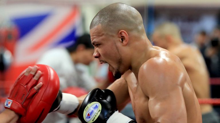 Eubank Jr trabaja las almohadillas