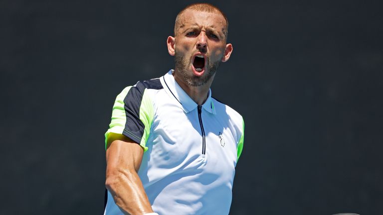 El británico Dan Evans reacciona durante su partido de primera ronda contra el argentino Facundo Bagnis en el torneo de tenis Abierto de Australia en Melbourne, Australia, el martes 17 de enero de 2023. (Foto AP/Asanka Brendon Ratnayake)