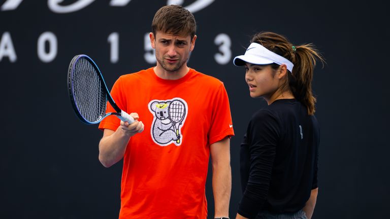 Emma Raducanu de Gran Bretaña habla con su entrenador Sebastian Sachs durante la práctica previa al Abierto de Australia 2023 en Melbourne Park el 15 de enero de 2023 en Melbourne, Australia (Foto de Robert Prange/Getty Images)