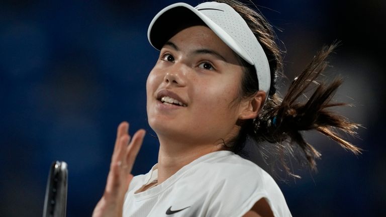 Emma Raducanu de Gran Bretaña reacciona contra Ons Jabeur de Túnez durante un partido del Campeonato Mundial de Tenis Mubadala en Abu Dhabi, Emiratos Árabes Unidos, el viernes 16 de diciembre de 2022. (Foto AP/Kamran Jebreili)