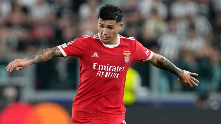 Enzo Fernández del Benfica controla el balón durante el partido de fútbol del grupo H de la Liga de Campeones entre Juventus y Benfica en el estadio Allianz en Turín, Italia, el miércoles 14 de septiembre de 2022